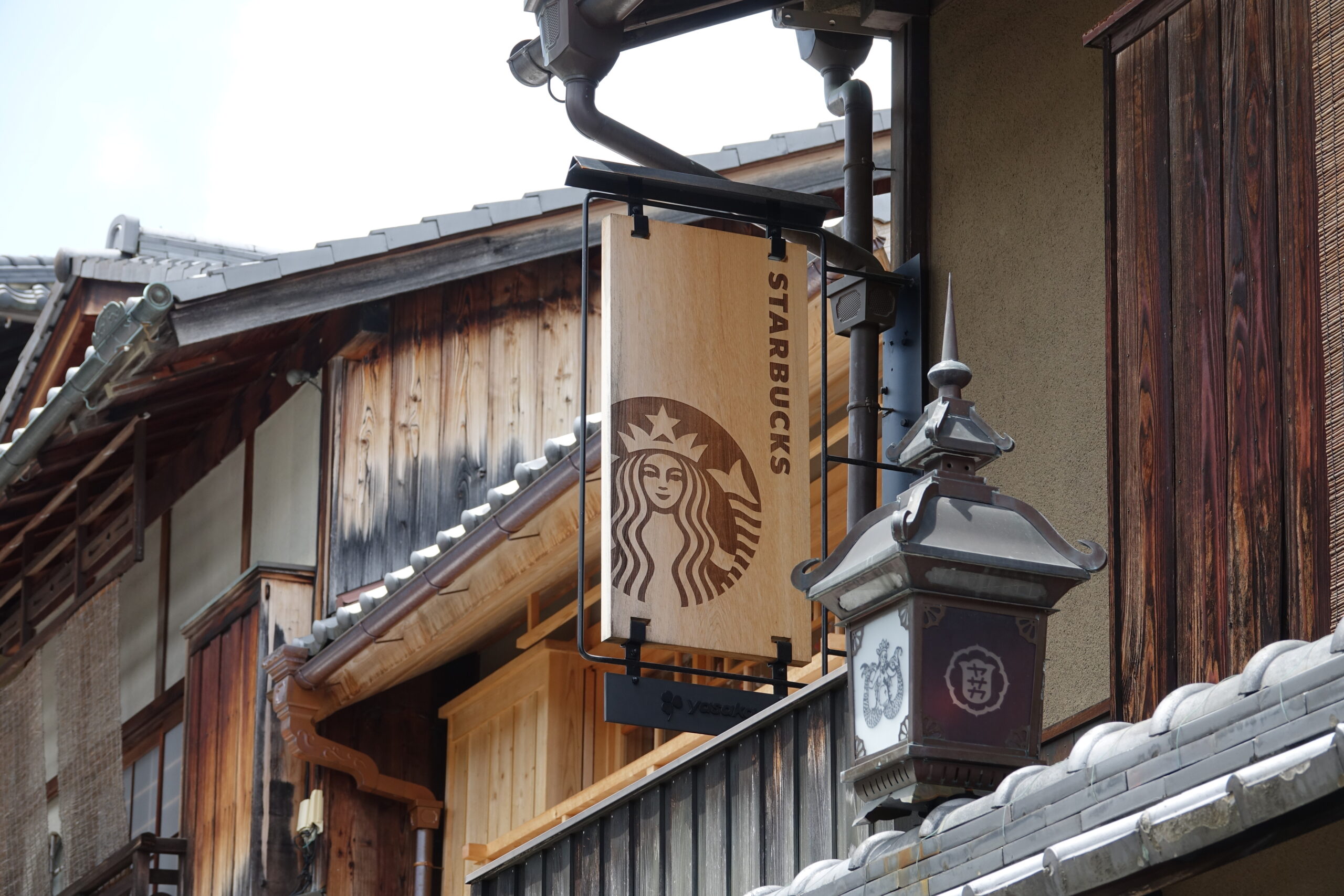 背景のなかに、調和する色